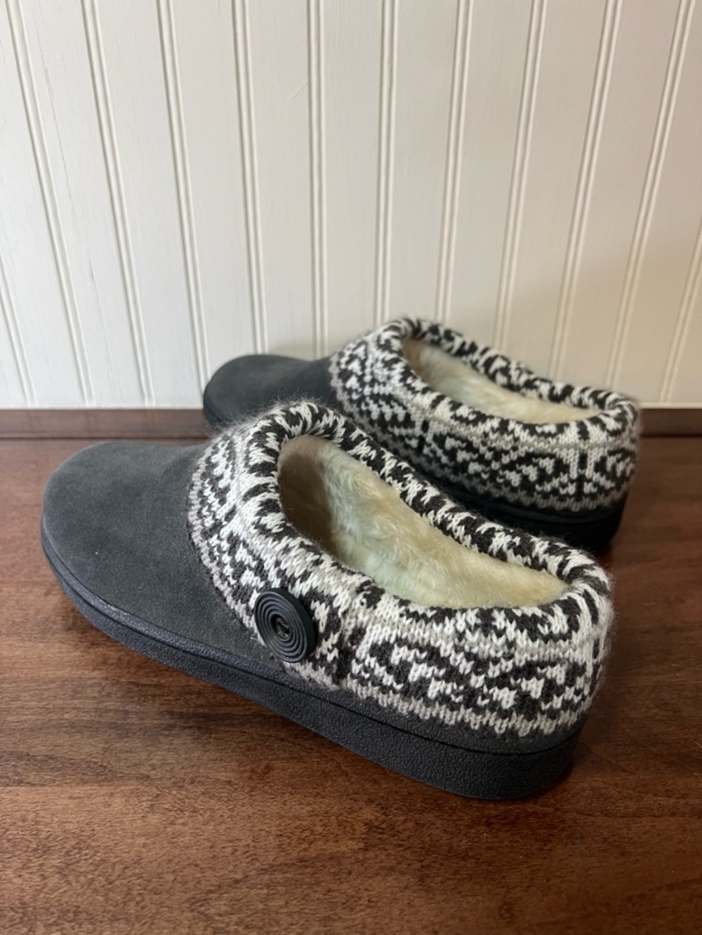 CLARKS Sweater Slippers Indoor Outdoor Womens Sz 8 - Picture 2 of 5